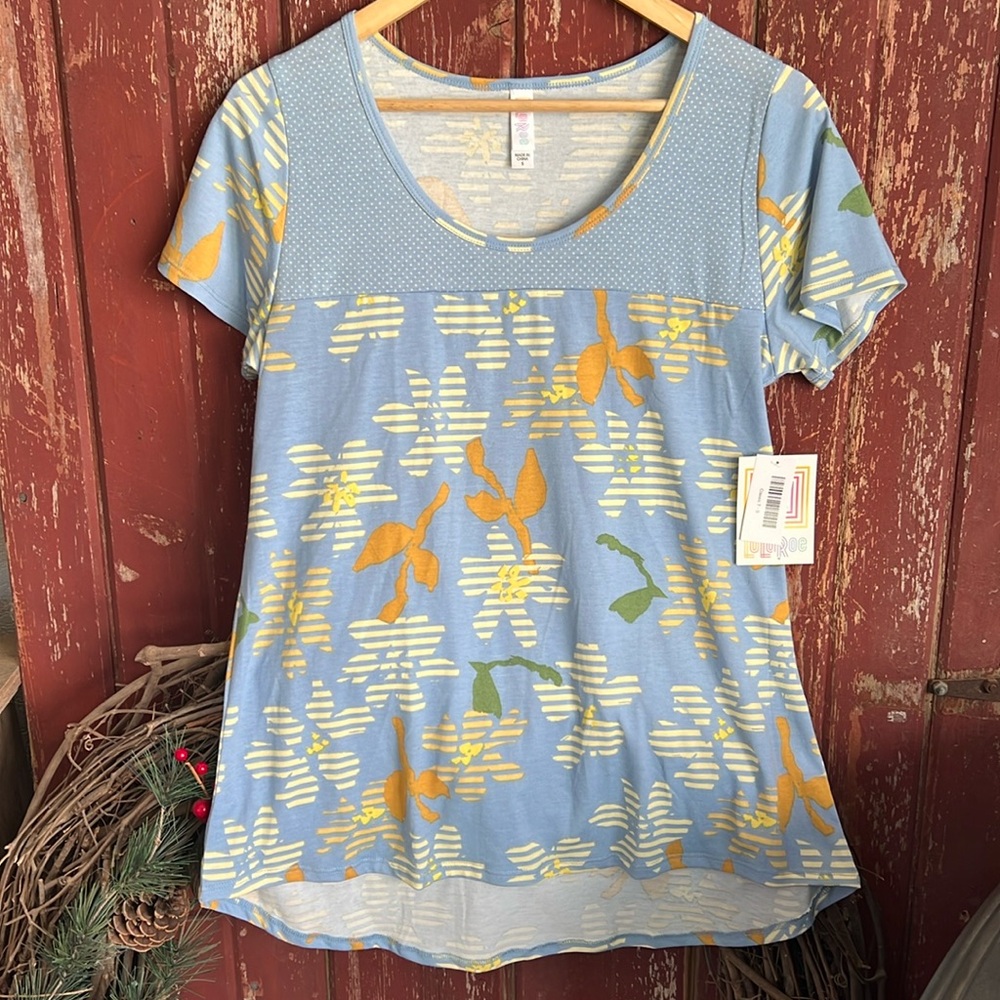 Small Lularoe Classic tee